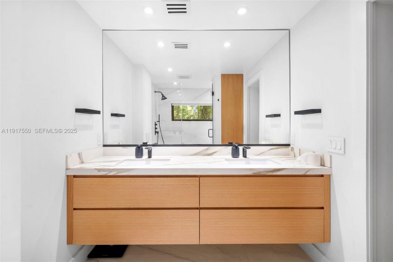 4485 N Jefferson Ave, Miami Beach, FL 33140 Photo