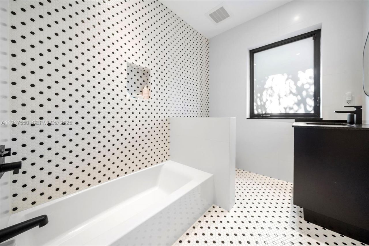 4485 N Jefferson Ave, Miami Beach, FL 33140 Photo