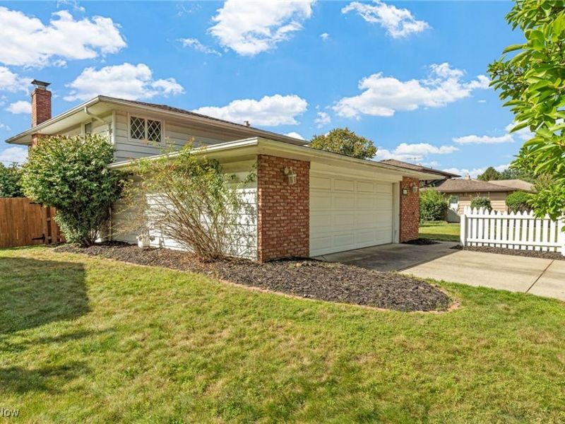 13467 Belfair Drive, Middleburg Heights, OH 44130 Photo 3