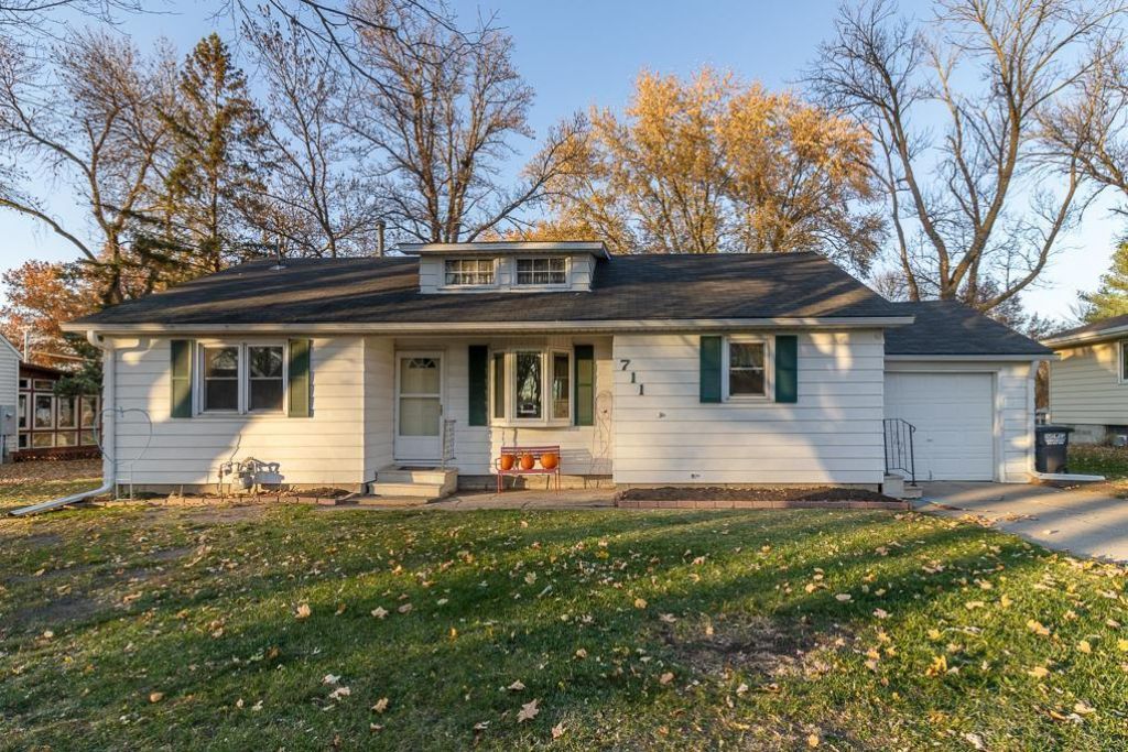 711 E Blue Earth Street, Lake Crystal, MN 56055 Main Photo