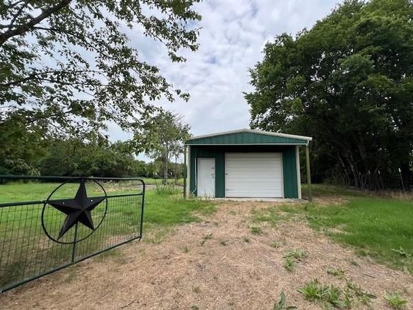 600 S BOIS D'ARC Street , Blossom, TX 75416