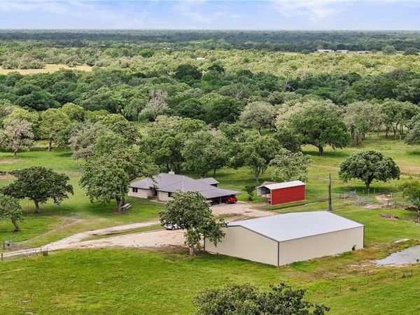 778 County Road 123, Edna, TX 77957
