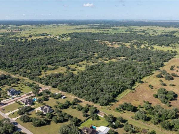 000 Pura Vida Road, Inez, TX 77968