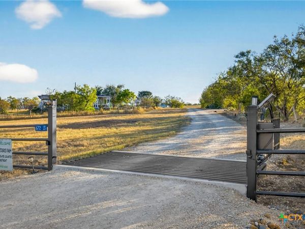 672 County Road 447, Waelder, TX 78959