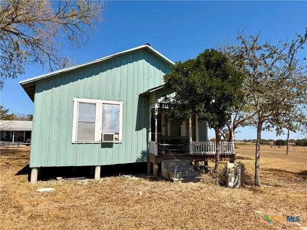 2944 State Highway 111 , Yoakum, TX 77995