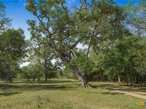 1733 County Road 284 , Edna, TX 77957