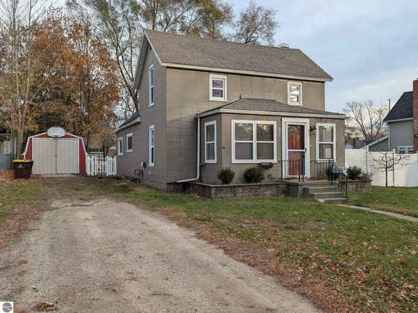 822 River Avenue N, Alma, MI 48881