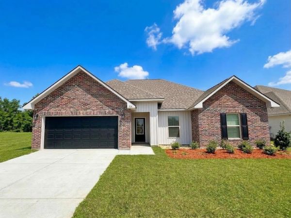 926 Meadow Crossing Dr, Gonzales, LA 70737
