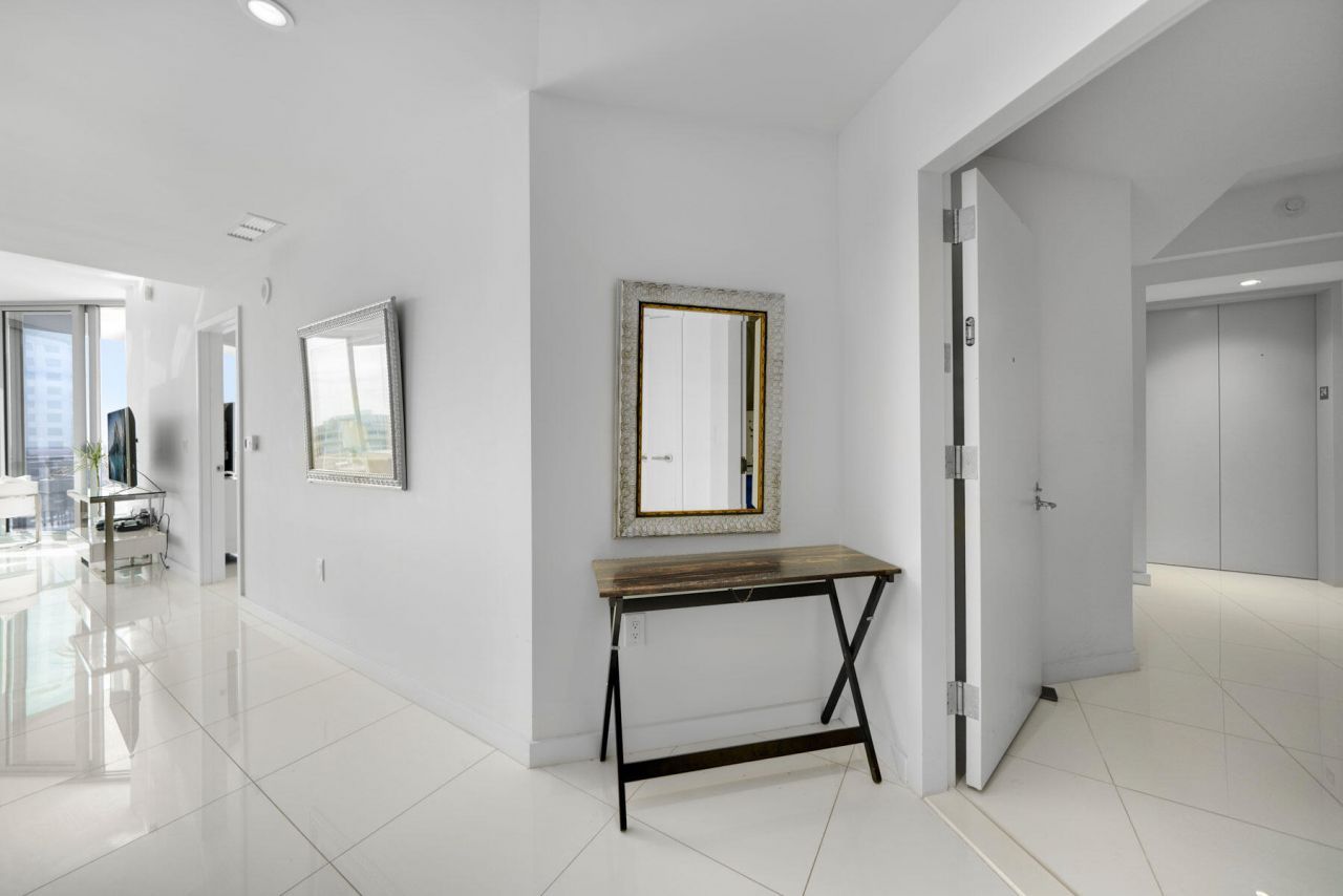 851 NE 1st Avenue, Unit 2410, Miami, FL 33132 Photo