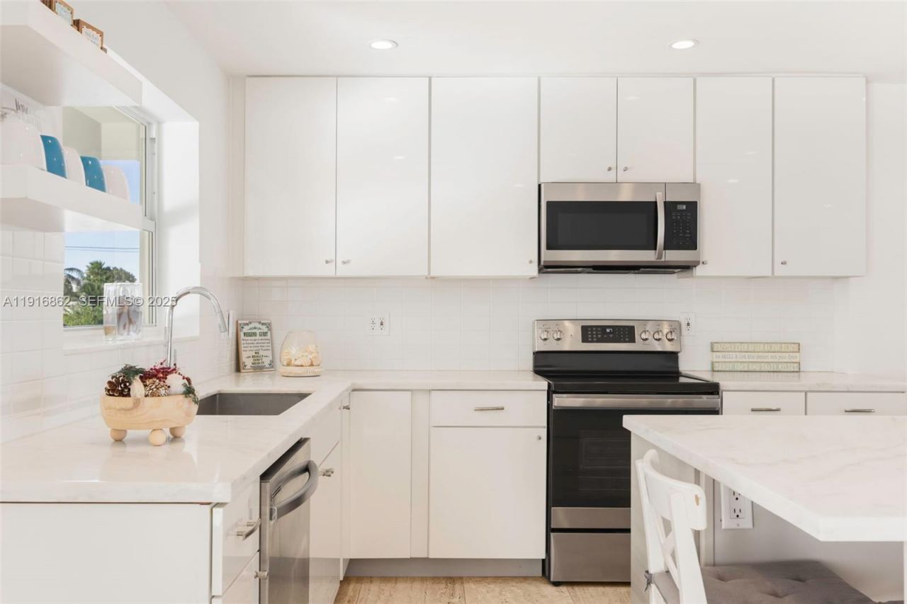 1733 Sunrise Dr, Big Pine Key, FL 33043 Photo