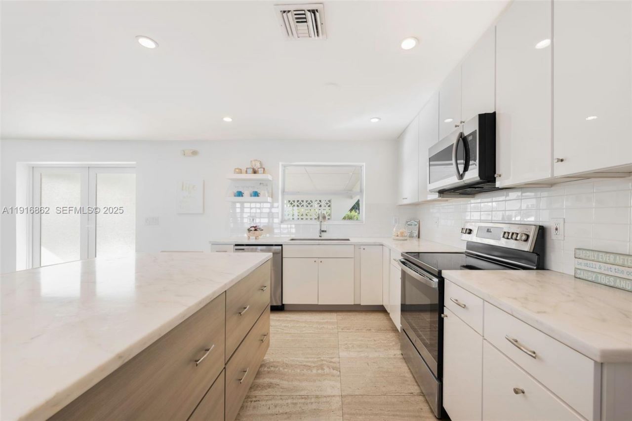 1733 Sunrise Dr, Big Pine Key, FL 33043 Photo