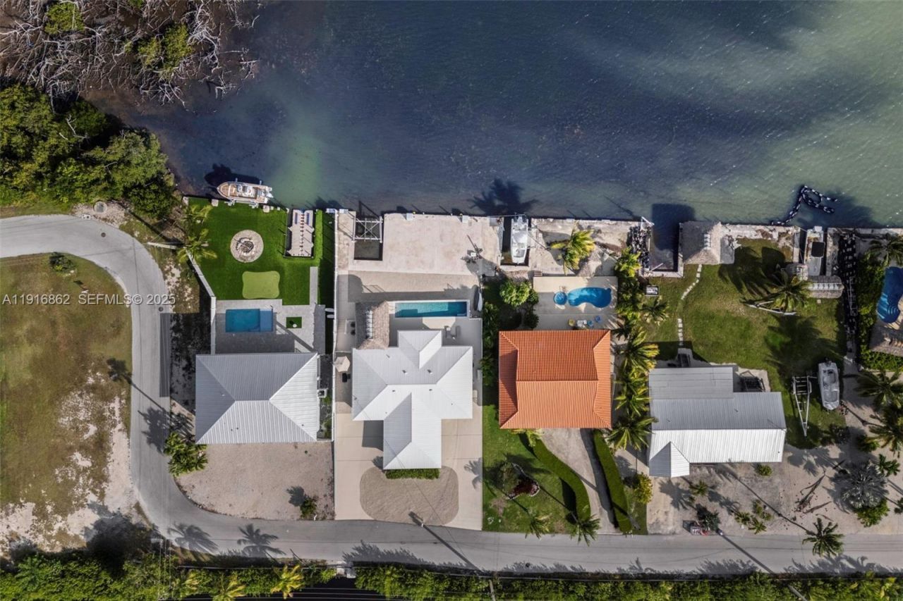 1733 Sunrise Dr, Big Pine Key, FL 33043 Photo