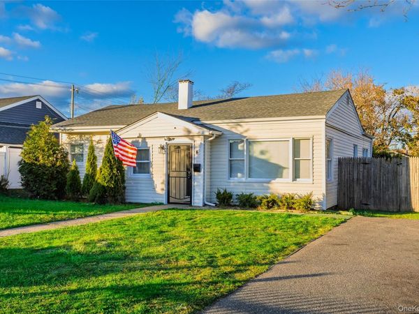 4 Somerset Road N, Amityville, NY 11701