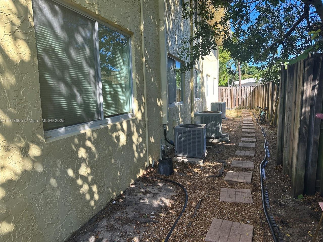 724 NE 4th St, Hallandale Beach, FL 33009 Photo