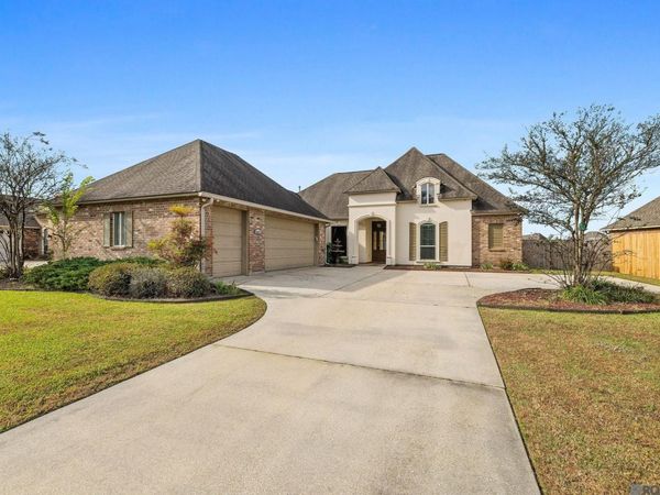 13417 Williamsburg Dr, Walker, LA 70785
