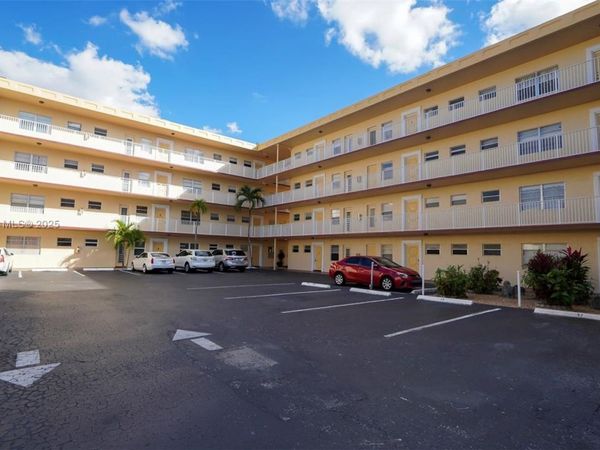 3940 NW 42nd Ave, Unit 215, Lauderdale Lakes, FL 33319