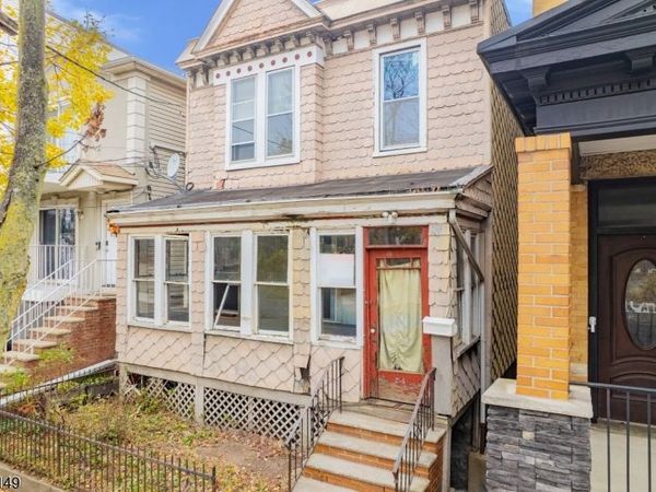 214 Angelique St, Weehawken, NJ 07086