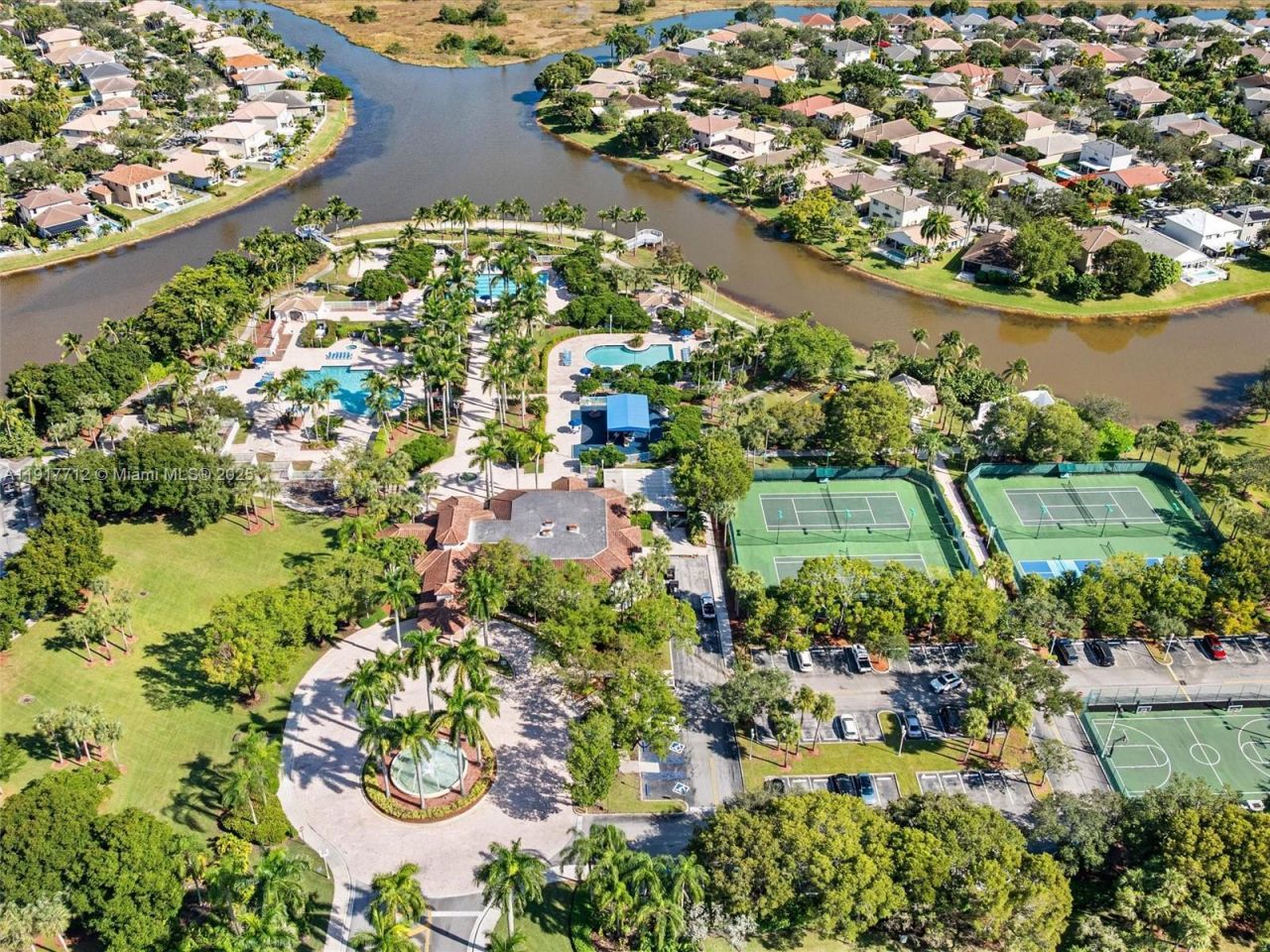 733 NW 170th Ter, Pembroke Pines, FL 33028 Photo