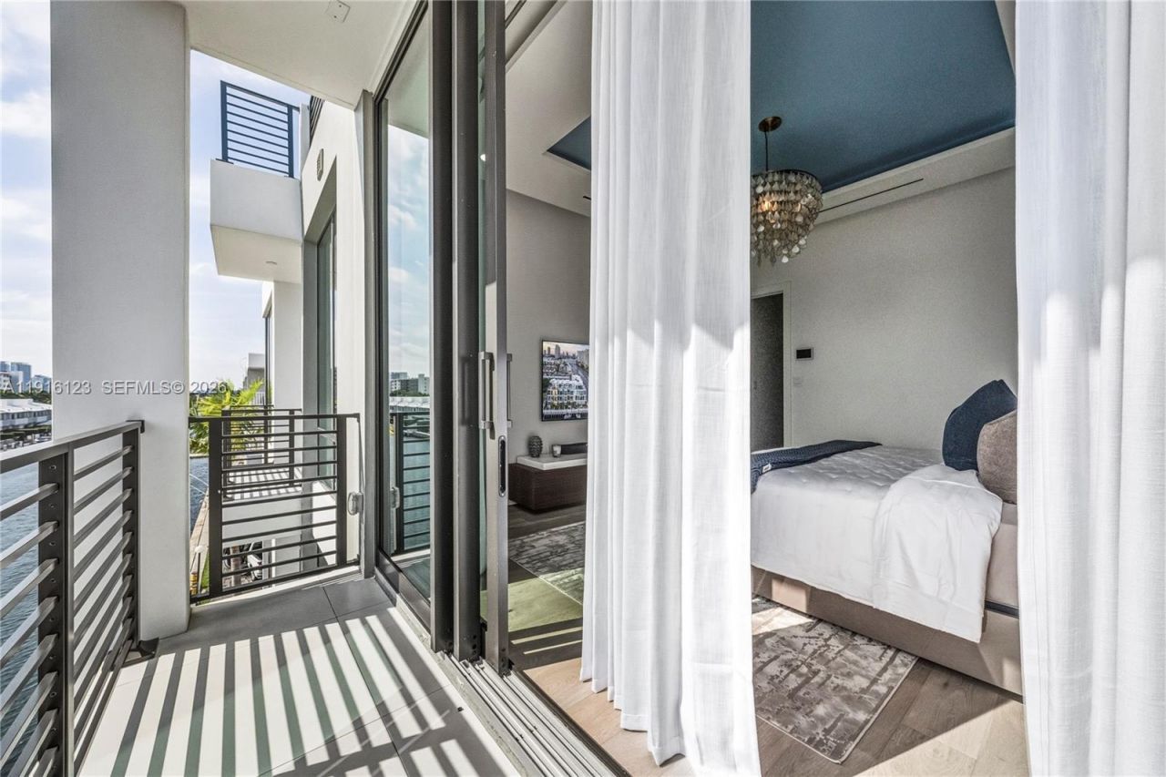 4098 NE 167 St, Unit 9, North Miami Beach, FL 33160 Photo