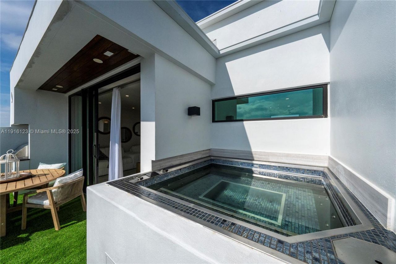 4098 NE 167 St, Unit 9, North Miami Beach, FL 33160 Photo