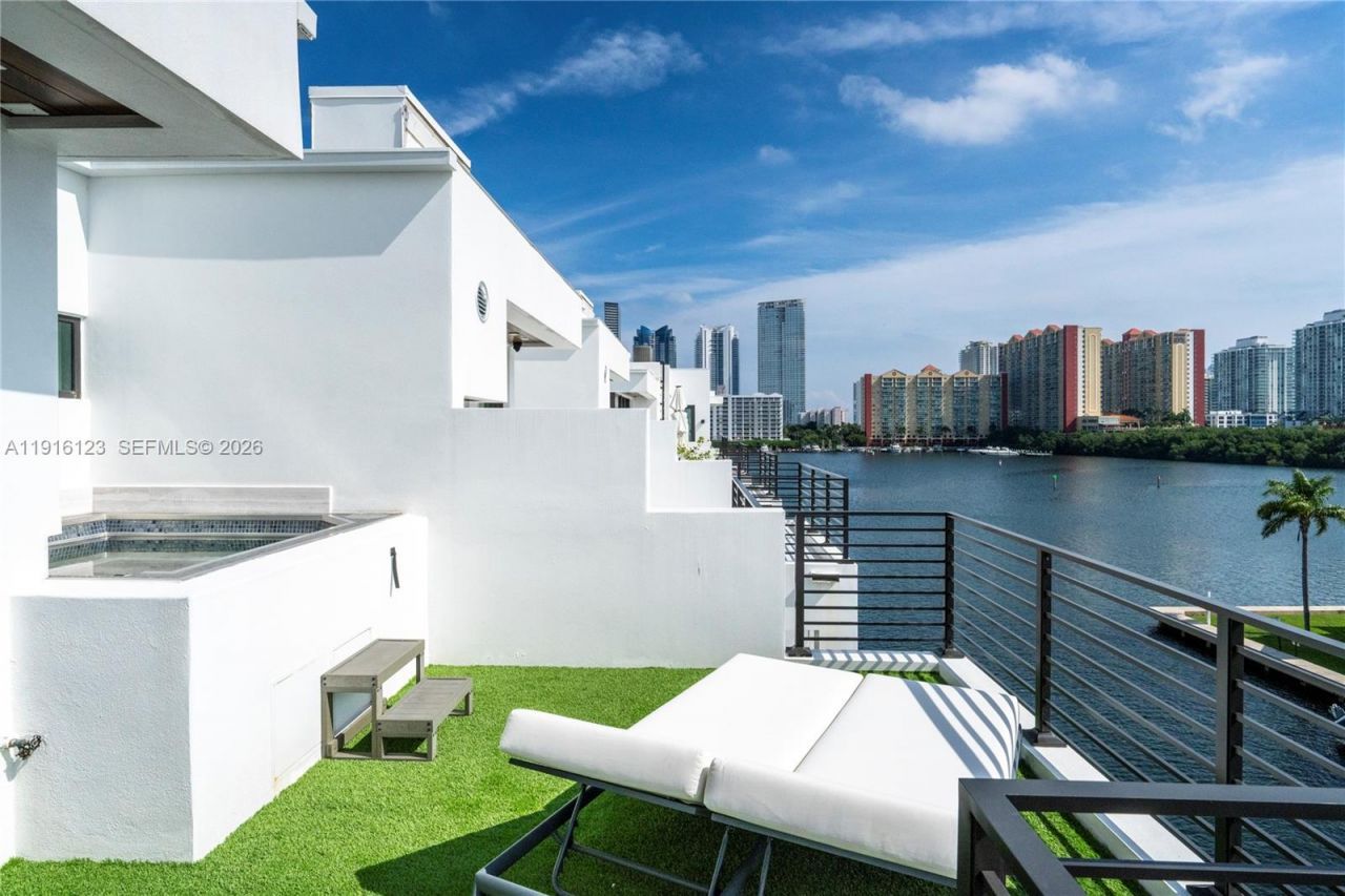 4098 NE 167 St, Unit 9, North Miami Beach, FL 33160 Photo