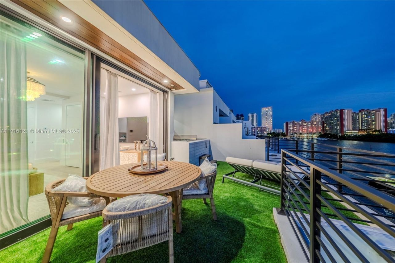 4098 NE 167 St, Unit 9, North Miami Beach, FL 33160 Photo