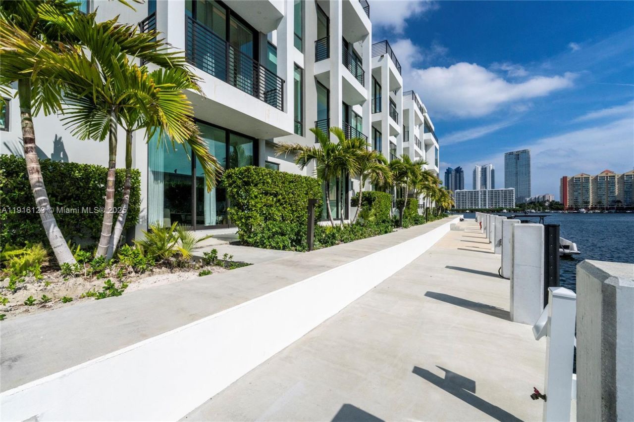 4098 NE 167 St, Unit 9, North Miami Beach, FL 33160 Photo