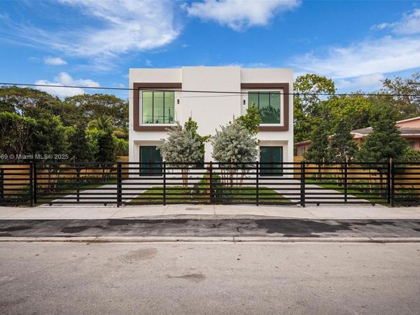 535 NW 52nd St, Miami, FL 33127