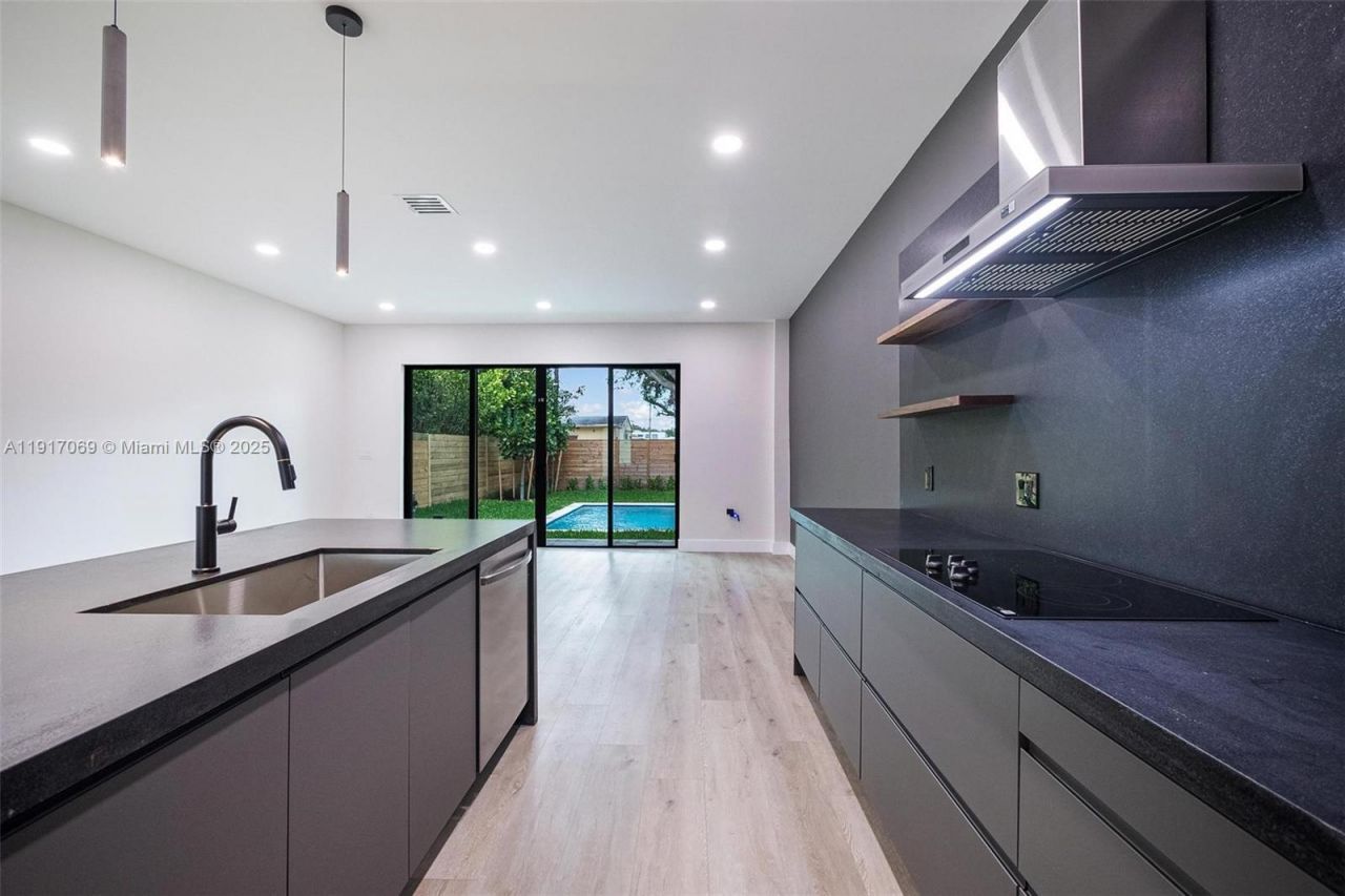 535 NW 52nd St, Miami, FL 33127 Photo