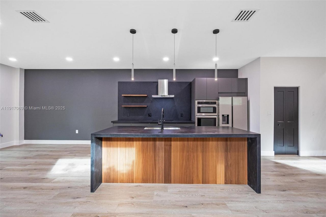 535 NW 52nd St, Miami, FL 33127 Photo