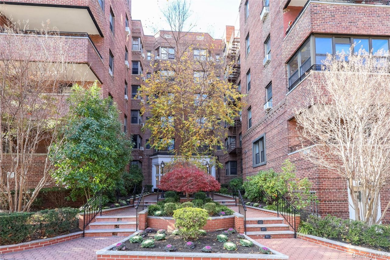 69-40 Yellowstone Boulevard, Unit 407, Forest Hills, NY 11375 Main Photo