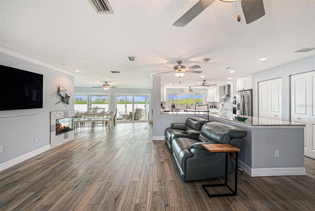 5694 Oakhurst Drive, Seminole, FL 33772 Photo