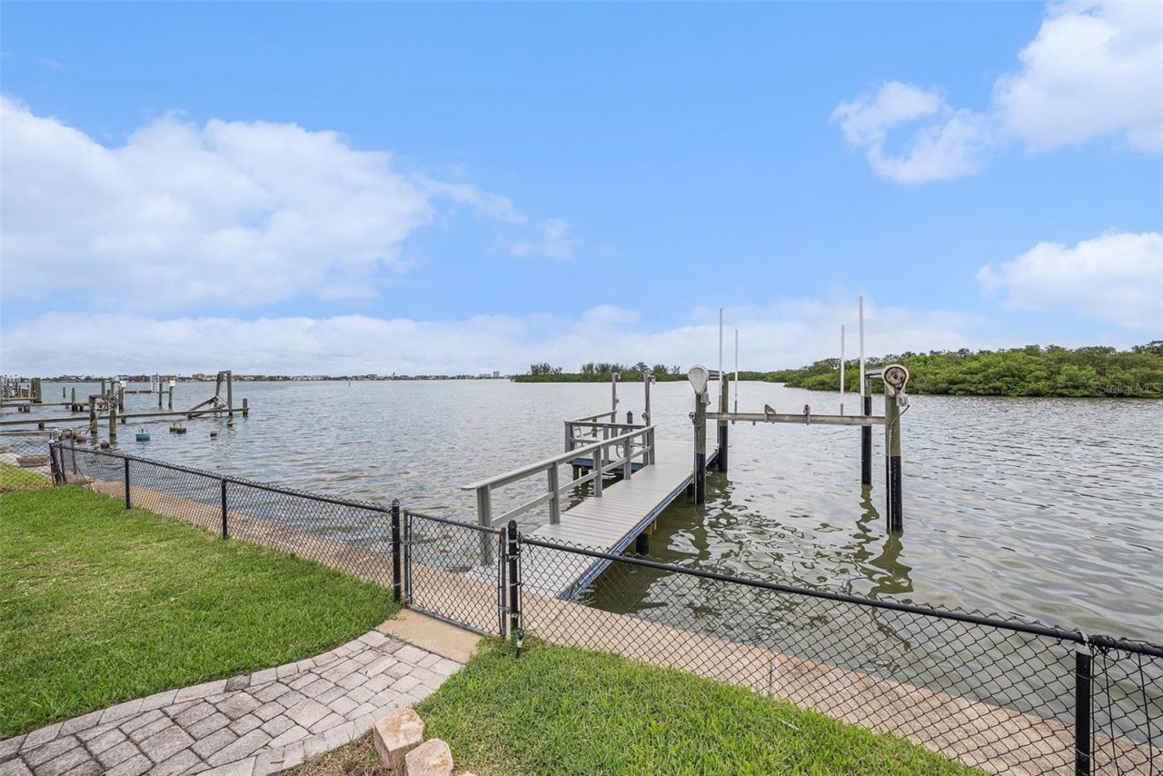 5694 Oakhurst Drive, Seminole, FL 33772 Photo