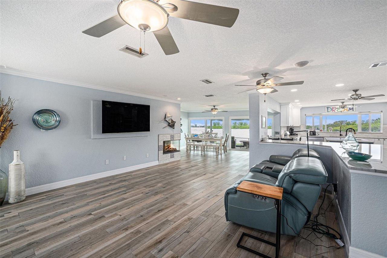 5694 Oakhurst Drive, Seminole, FL 33772 Photo