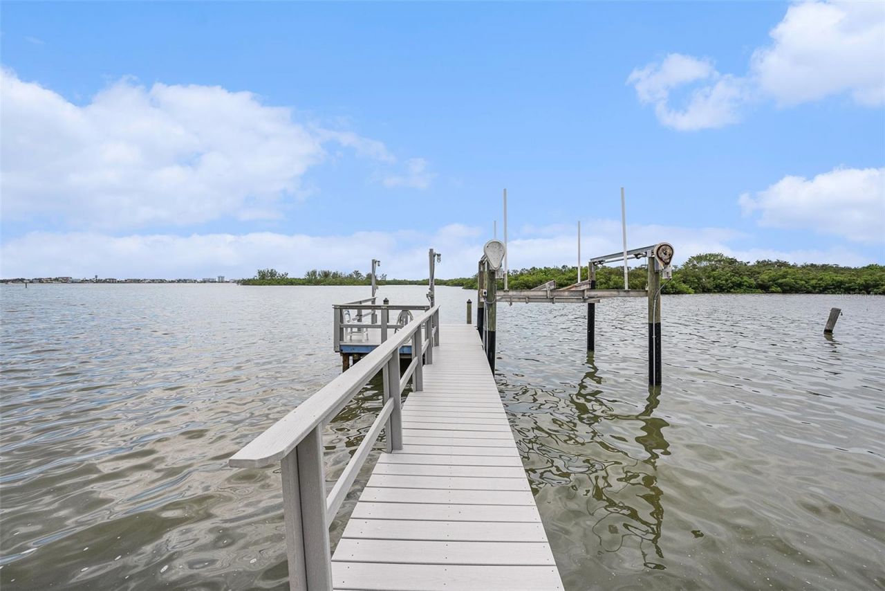 5694 Oakhurst Drive, Seminole, FL 33772 Photo