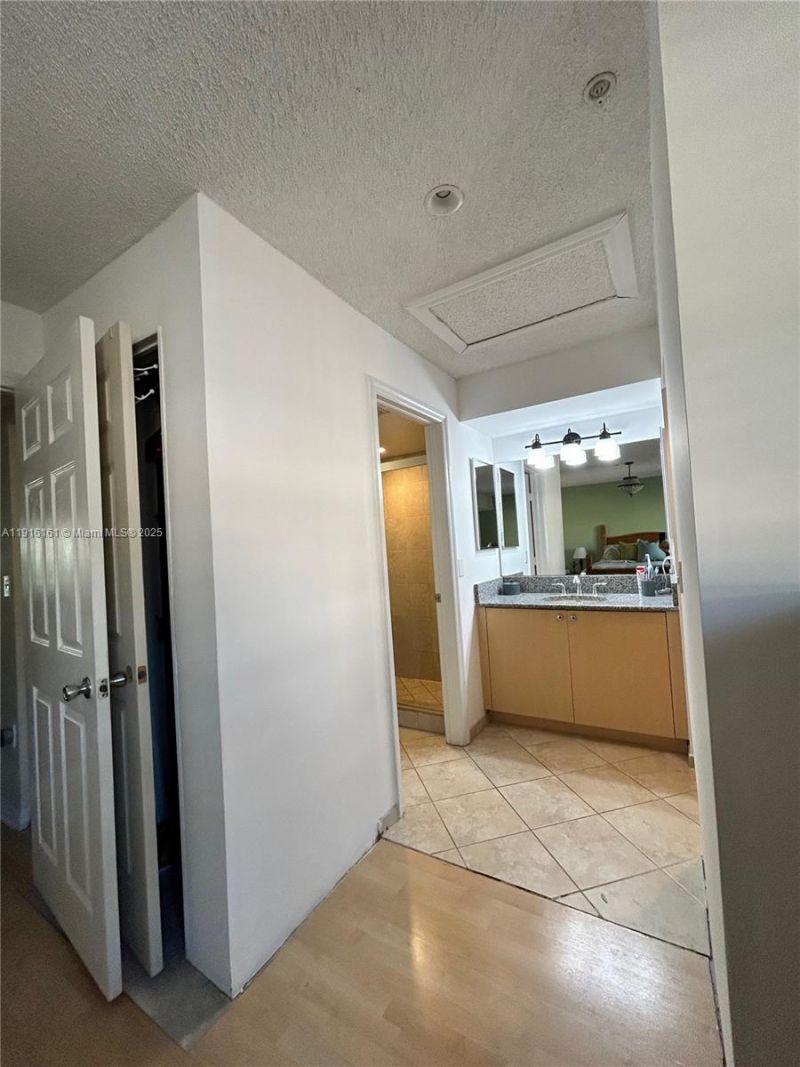 2811 NE 185th St, Aventura, FL 33180 Photo