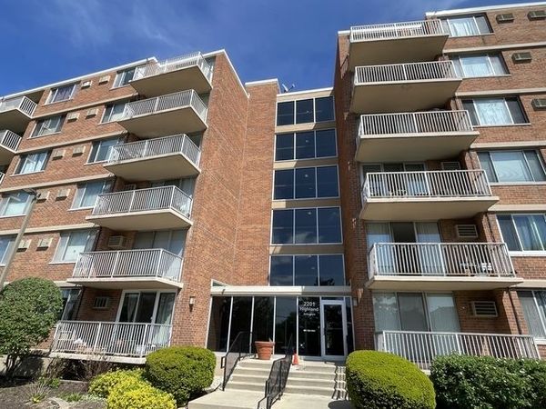 2201 S Highland Avenue, Unit 3G, Lombard, IL 60148