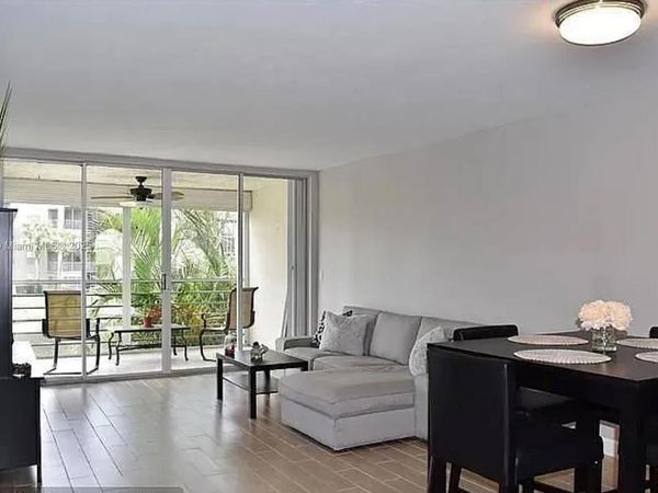 9230 Lagoon Pl, Unit 215, Davie, FL 33324