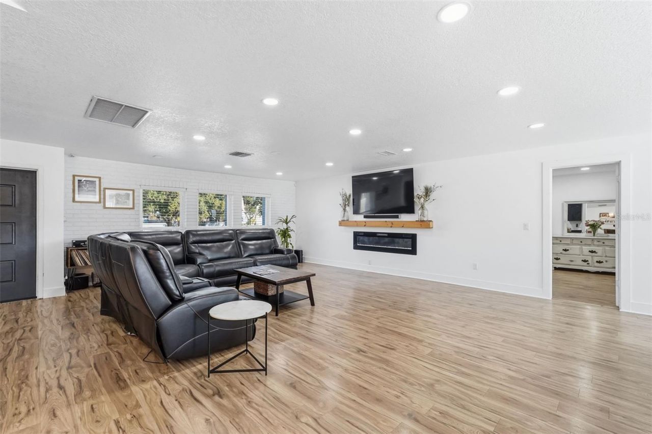 6370 90th Avenue N, Pinellas Park, FL 33782 Photo