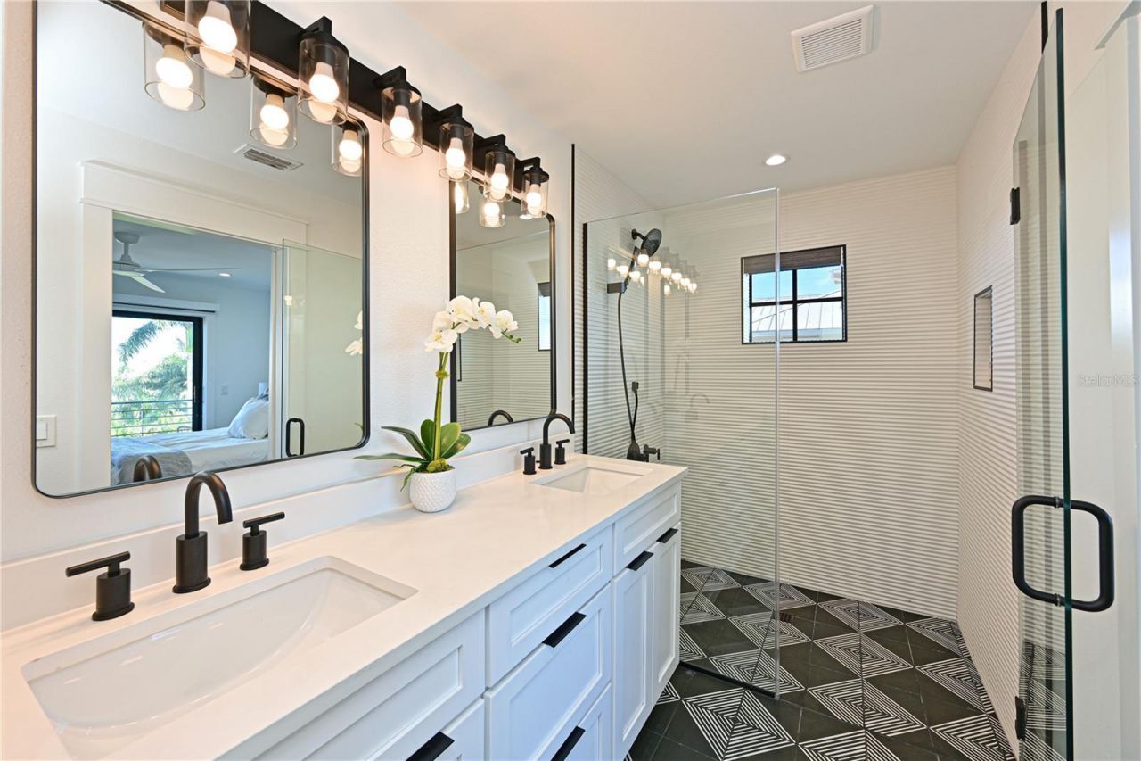 305 55th Street, Holmes Beach, FL 34217 Photo