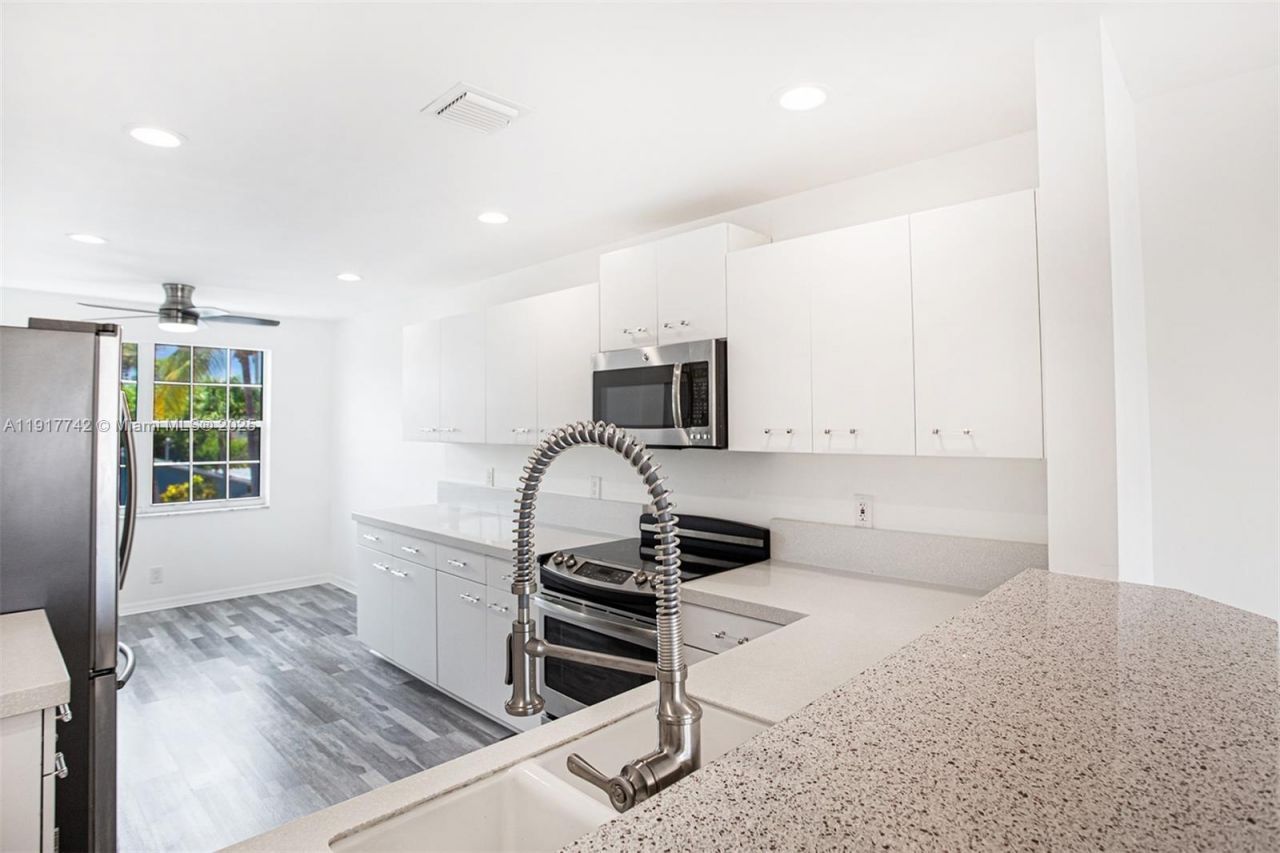 1998 NE 7th St, Unit 104, Deerfield Beach, FL 33441 Photo