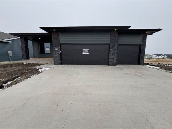 8208 Mahon Court, Johnston, IA 50131