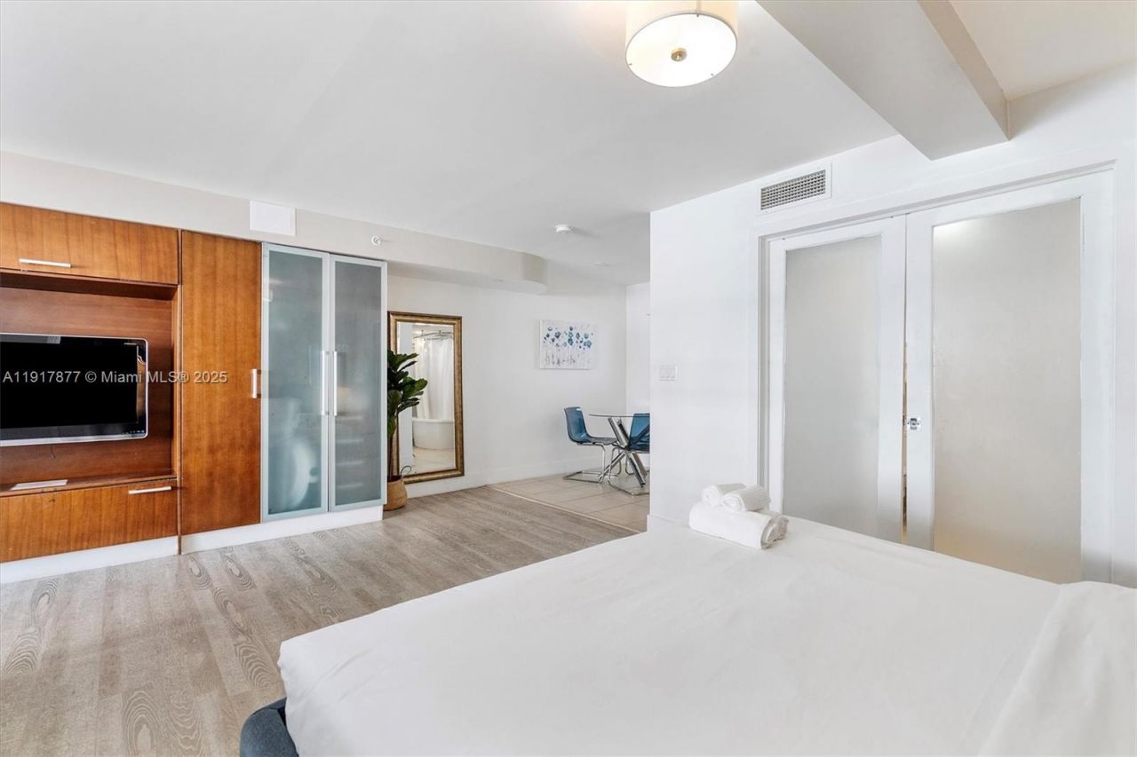 1024 Ocean Dr, Unit A502, Miami Beach, FL 33139 Photo