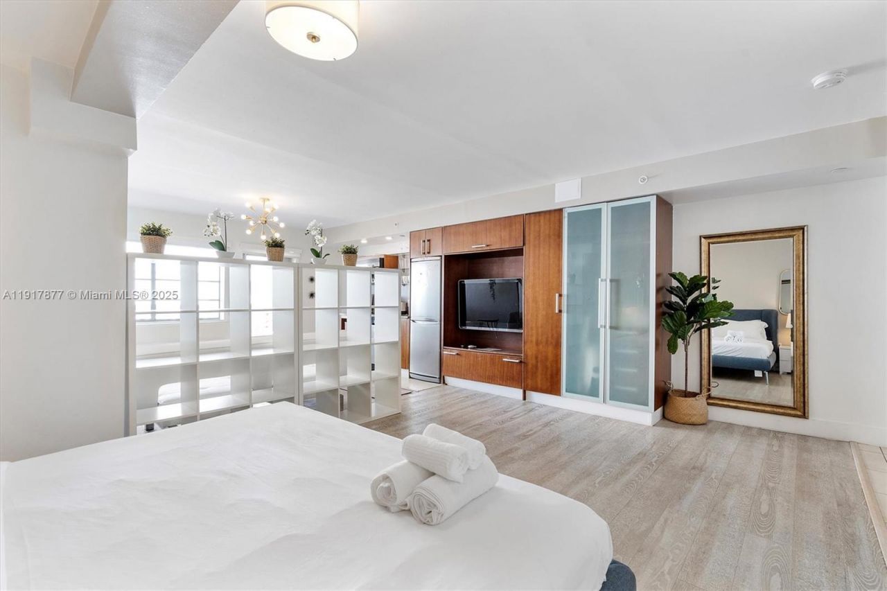 1024 Ocean Dr, Unit A502, Miami Beach, FL 33139 Photo