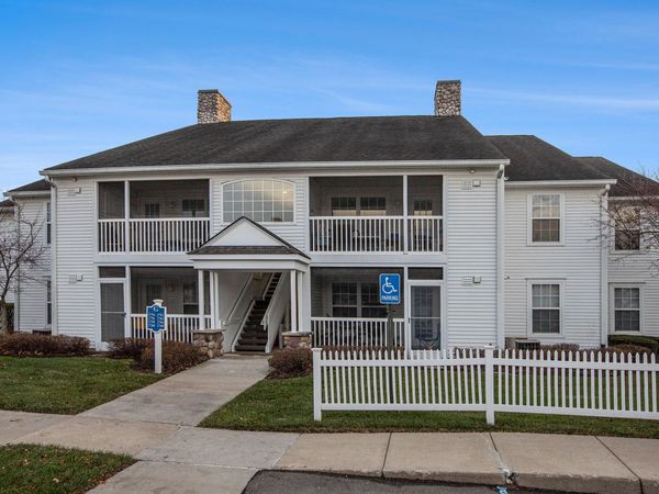 2768 S Knightsbridge Circle, Ann Arbor, MI 48105