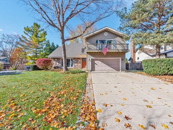 900 Sarasota Lane, Crystal Lake, IL 60014