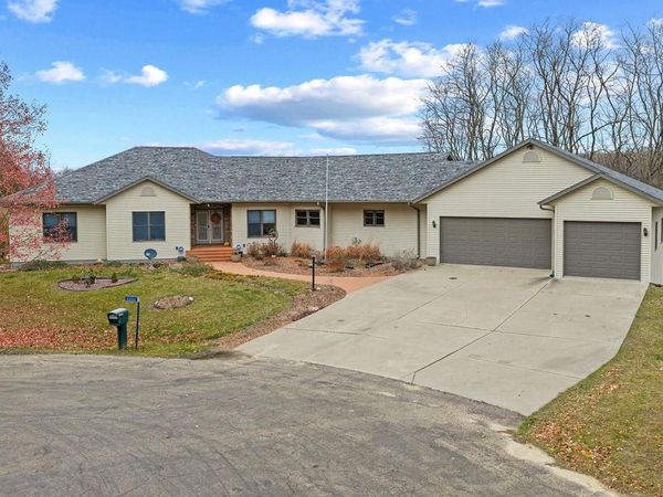 S4362 Fox Hill Circle, Baraboo, WI 53913