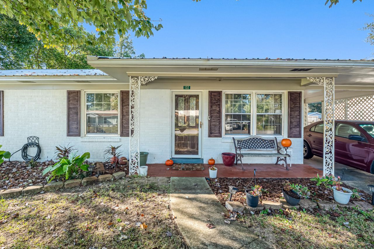 132 NW Loizos Drive, Fort Walton Beach, FL 32548 Main Photo