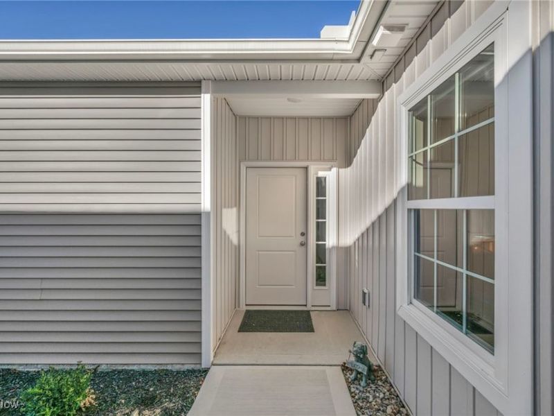 130 W Spring Drive, Elyria, OH 44035 Photo 2