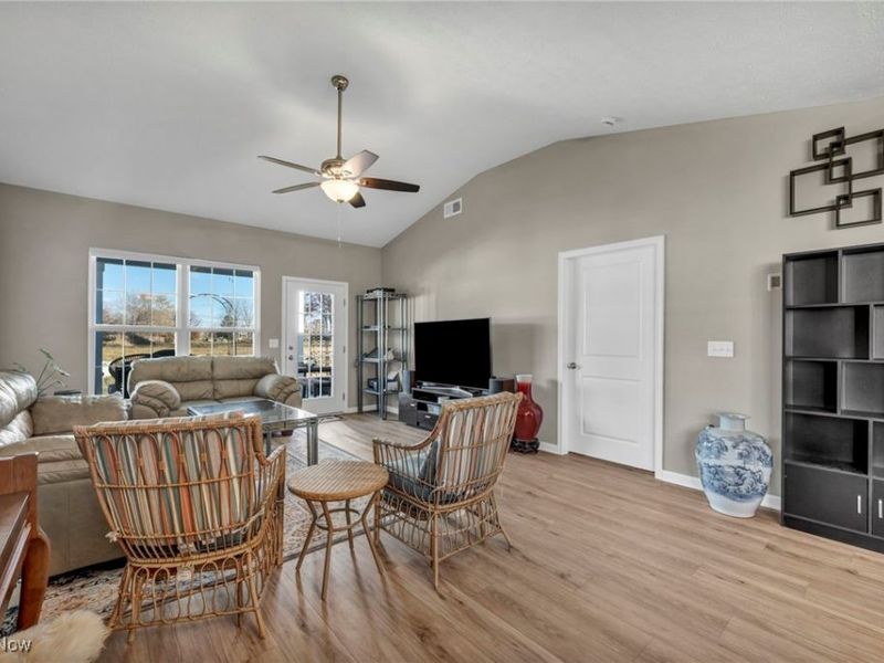 130 W Spring Drive, Elyria, OH 44035 Photo 6